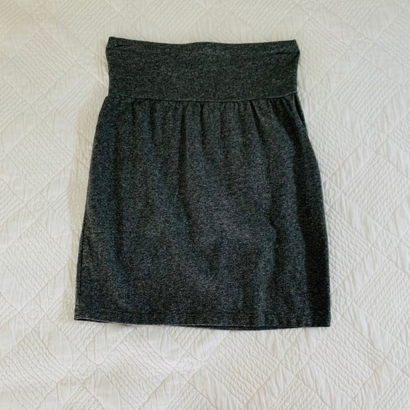 Selling brand new Aritzia gray skirt in size small
